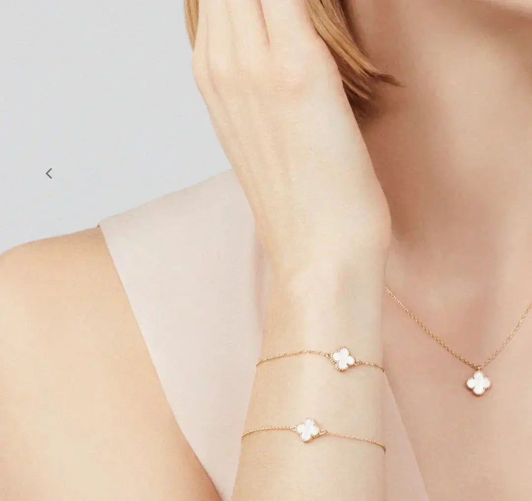 White Floral Beauty Pendant Necklace