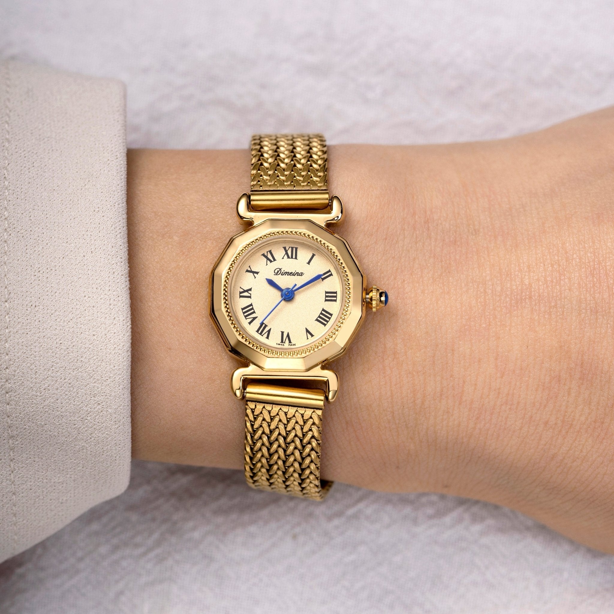 Emelia in Gold