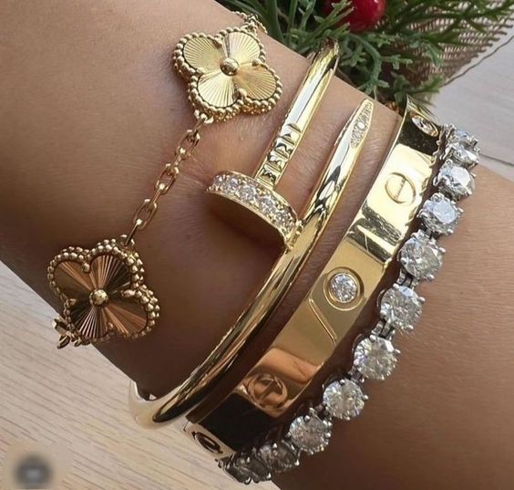CLOVER | Elegant Gold Bracelet